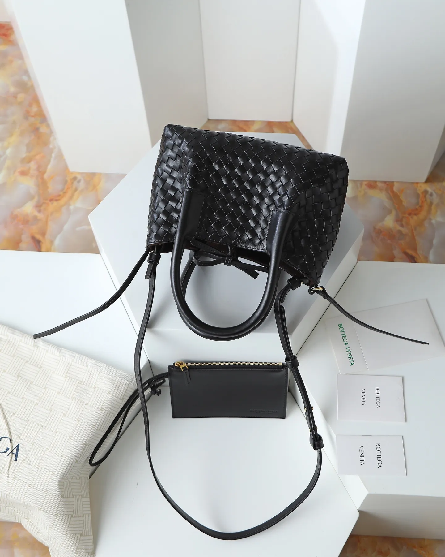 1000. BOTTEGA VENETA's 2025 new product pinacoteca has super soft leather, and the weaving function, practicality and relaxed fashion sense have not been lost ❤️‍🔥Amway is a must-have bag for sisters when going out. The size also accurately meets the commuting needs of urban beauties, and it can fit everything! ! ! 🔥The capacity should not be underestimated~ It doesn’t pick the person, the occasion, or the occasion. With its majestic curved outline, exquisite woven texture, delicate edges and rounded handles, this woven vegetable basket bag truly achieves the goal of “dressing up and being fashionable without getting in the way”~ Are you interested in Jimei? Style number: 819004 Size: 24*15*12cm